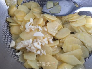 烧烤料土豆片炒香肠的做法步骤：4