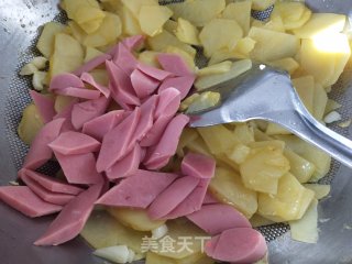 烧烤料土豆片炒香肠的做法步骤：5