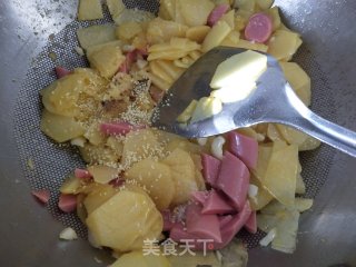 烧烤料土豆片炒香肠的做法步骤：6