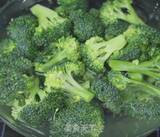 白灼西兰花的做法步骤：1