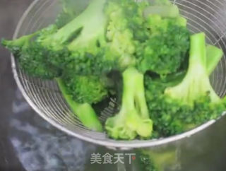 白灼西兰花的做法步骤：2
