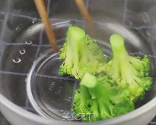 白灼西兰花的做法步骤：4