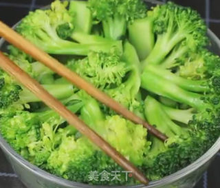 白灼西兰花的做法步骤：5