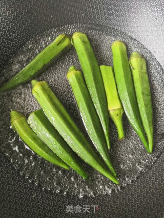 秋葵炒鸡蛋的做法步骤：2