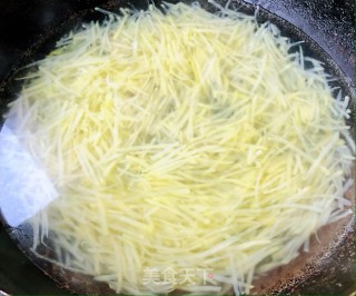 #酸爽开胃美食#酸辣土豆丝的做法步骤：3
