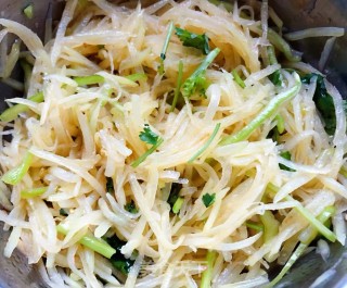 #酸爽开胃美食#酸辣土豆丝的做法步骤：10