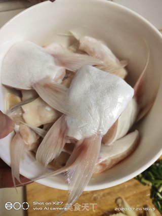 红烧巴沙鱼鳍的做法步骤：3