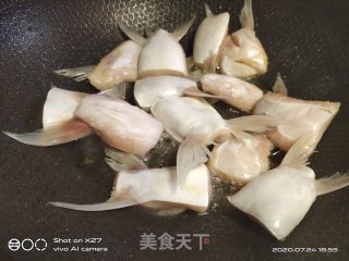 红烧巴沙鱼鳍的做法步骤：4