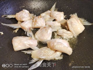 红烧巴沙鱼鳍的做法步骤：5