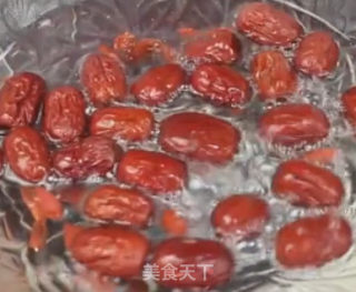 红枣银耳汤的做法步骤：2