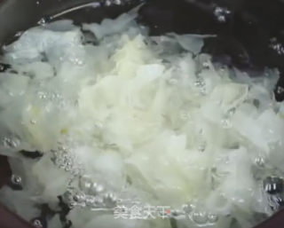 红枣银耳汤的做法步骤：3