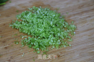 莲藕玉米芹菜肉饺子的做法步骤：3