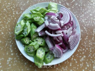 洋葱秋葵炒肉的做法步骤：2