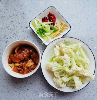 花菜炒肉片的做法步骤：1