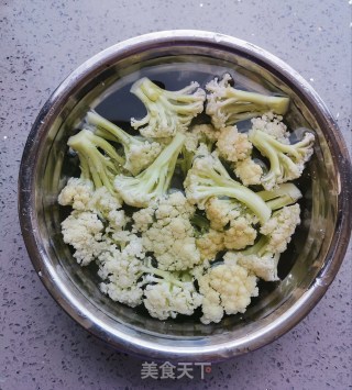 花菜炒肉片的做法步骤：2