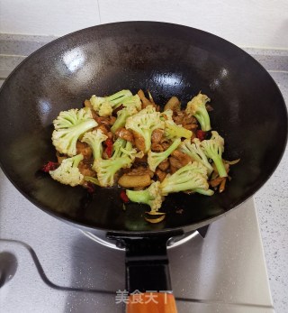花菜炒肉片的做法步骤：7