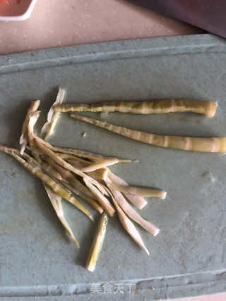 酸笋胡萝卜丝（凉拌菜）的做法步骤：2