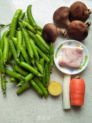 五花肉香菇炒豌豆的做法步骤：1