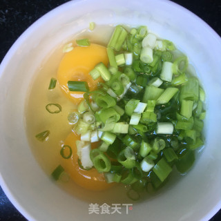 虾仁小葱滑蛋的做法步骤：3
