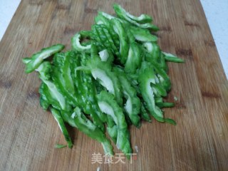 苦瓜炒鸡蛋的做法步骤：1