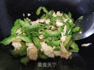 苦瓜炒鸡蛋的做法步骤：3