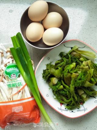 蟹味菇鸡蛋炒刺老芽的做法步骤：1