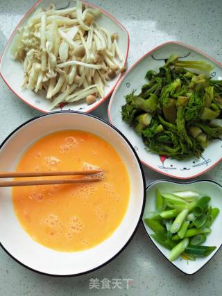 蟹味菇鸡蛋炒刺老芽的做法步骤：3