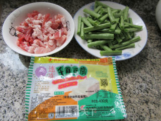 五花肉梅豆千页豆腐的做法步骤：1