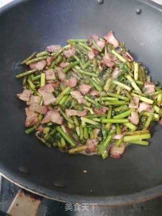 蒜苔炒培根肉的做法步骤：7