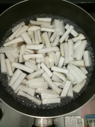 黄瓜炒杏鲍菇的做法步骤：2