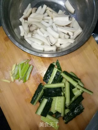 黄瓜炒杏鲍菇的做法步骤：3