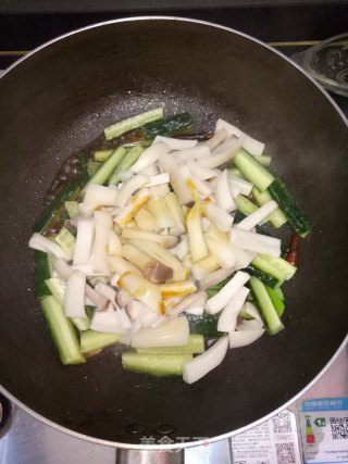 黄瓜炒杏鲍菇的做法步骤：7