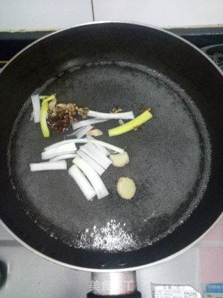 白灼虾的做法步骤：1