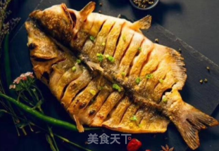 璞真十三香调味酱烤鱼的做法步骤：2