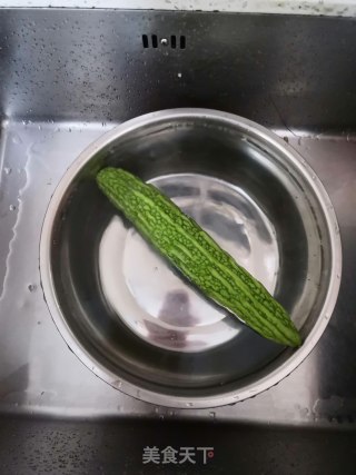 苦瓜煎蛋的做法步骤：1
