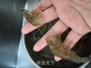 西葫芦炒虾的做法步骤：1