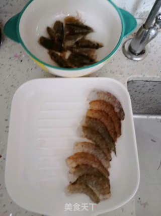 西葫芦炒虾的做法步骤：2