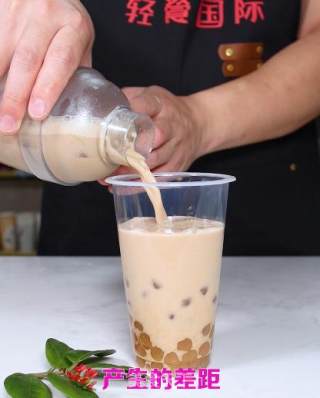 浓奶还在一杯杯现调？这样做让奶茶出杯速度！的做法步骤：10