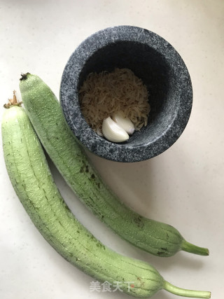 蒜泥虾皮炒丝瓜的做法步骤：1