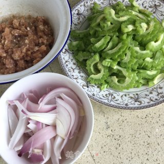 肉末洋葱炒苦瓜的做法步骤：1