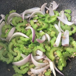 肉末洋葱炒苦瓜的做法步骤：4