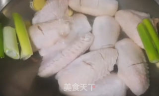 红烧鸡翅的做法步骤：1