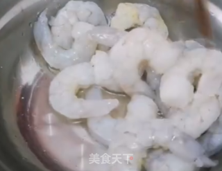 芹菜炒虾仁的做法步骤：1