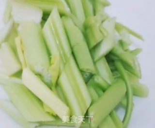 芹菜炒虾仁的做法步骤：2