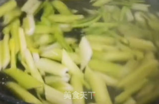 芹菜炒虾仁的做法步骤：4