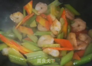 芹菜炒虾仁的做法步骤：7
