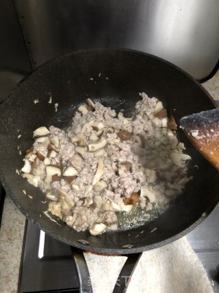 香菇肉末打卤面的做法步骤：3