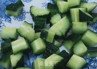 土豆炒黄瓜丁的做法步骤：1