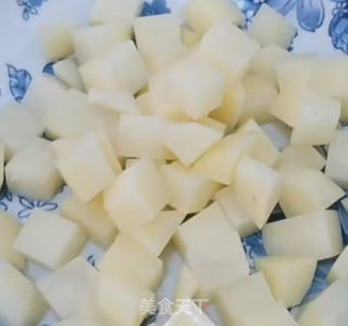 土豆炒黄瓜丁的做法步骤：2