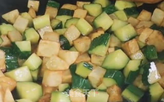 土豆炒黄瓜丁的做法步骤：4